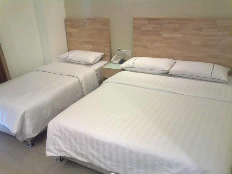 Hotel Desaria Петалинг Джая Екстериор снимка