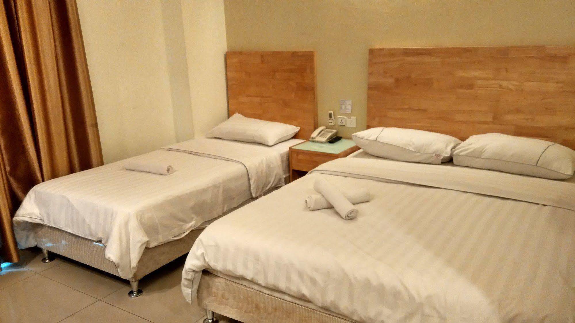 Hotel Desaria Петалинг Джая Екстериор снимка